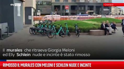 Schlein e Meloni ritratte nude e incinte sui muri di Milano